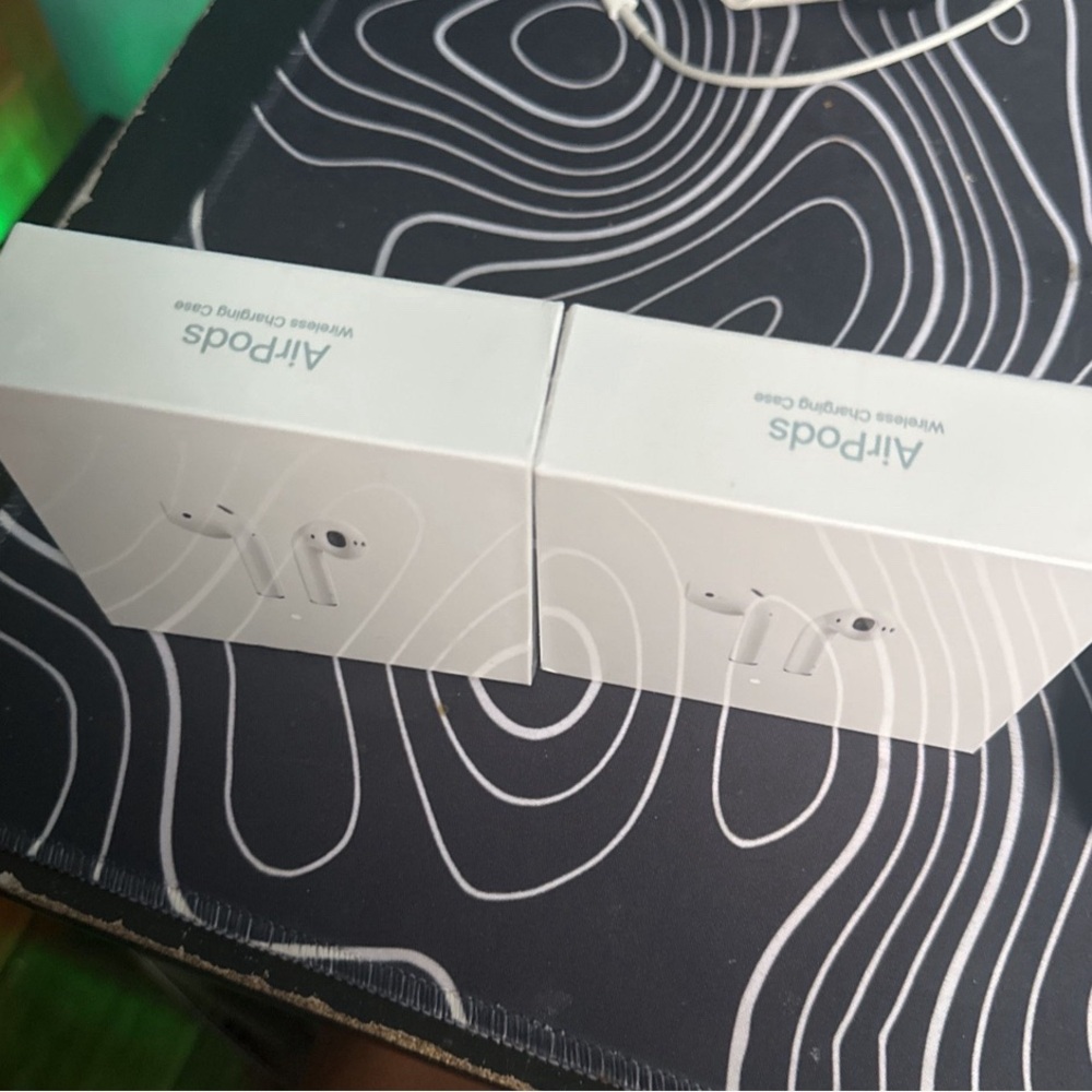 AirPods - Picture 3 of 5